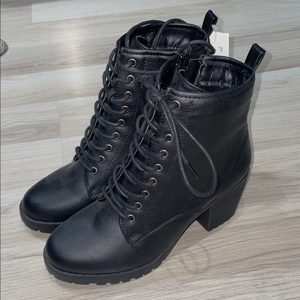 ⚠️ LAST DAY 🏷️ NWT’s Black Chunky Heeled Lace-Up Boots Women’s Size 8 1/2